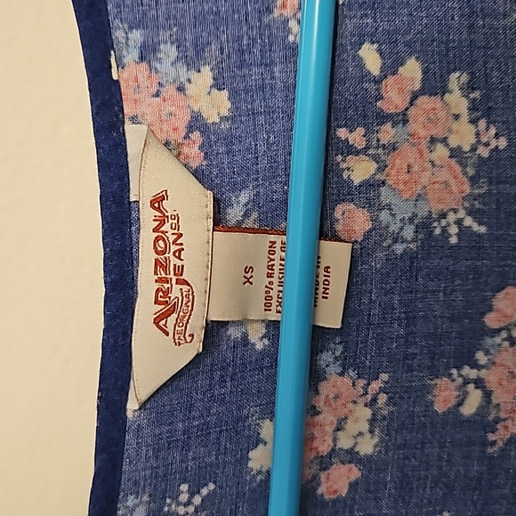 Arizona Jeans Co Navy Blue Floral V Neck Blouse - Picture 2 of 5